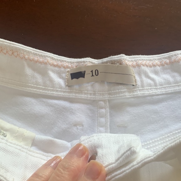 White Levi’s size 10 denim shorts 5-pocket 99% cotton 1% elastane - Picture 2 of 11